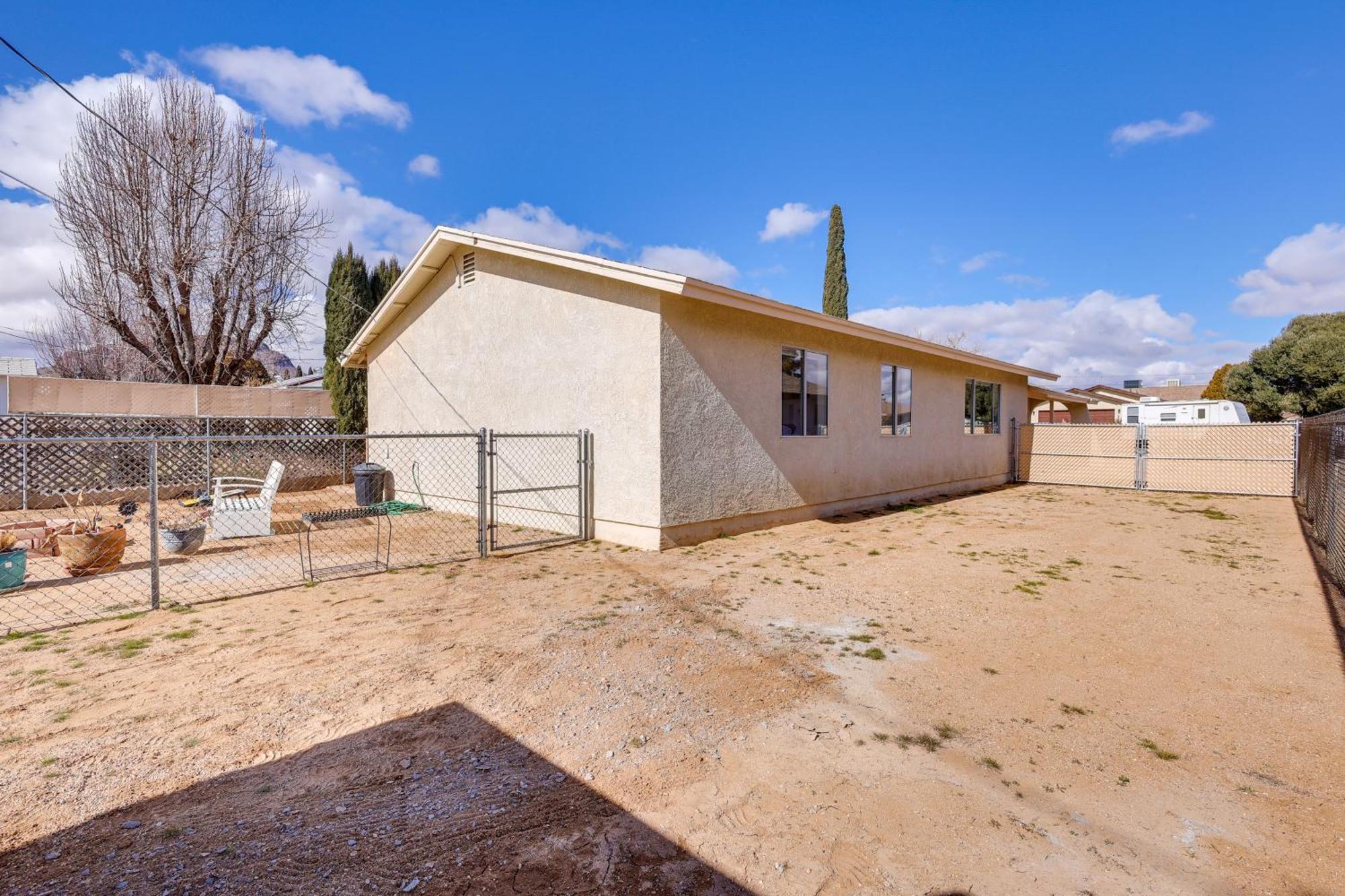 Kingman Vacation Rental With Yard And Fire Pit Екстериор снимка
