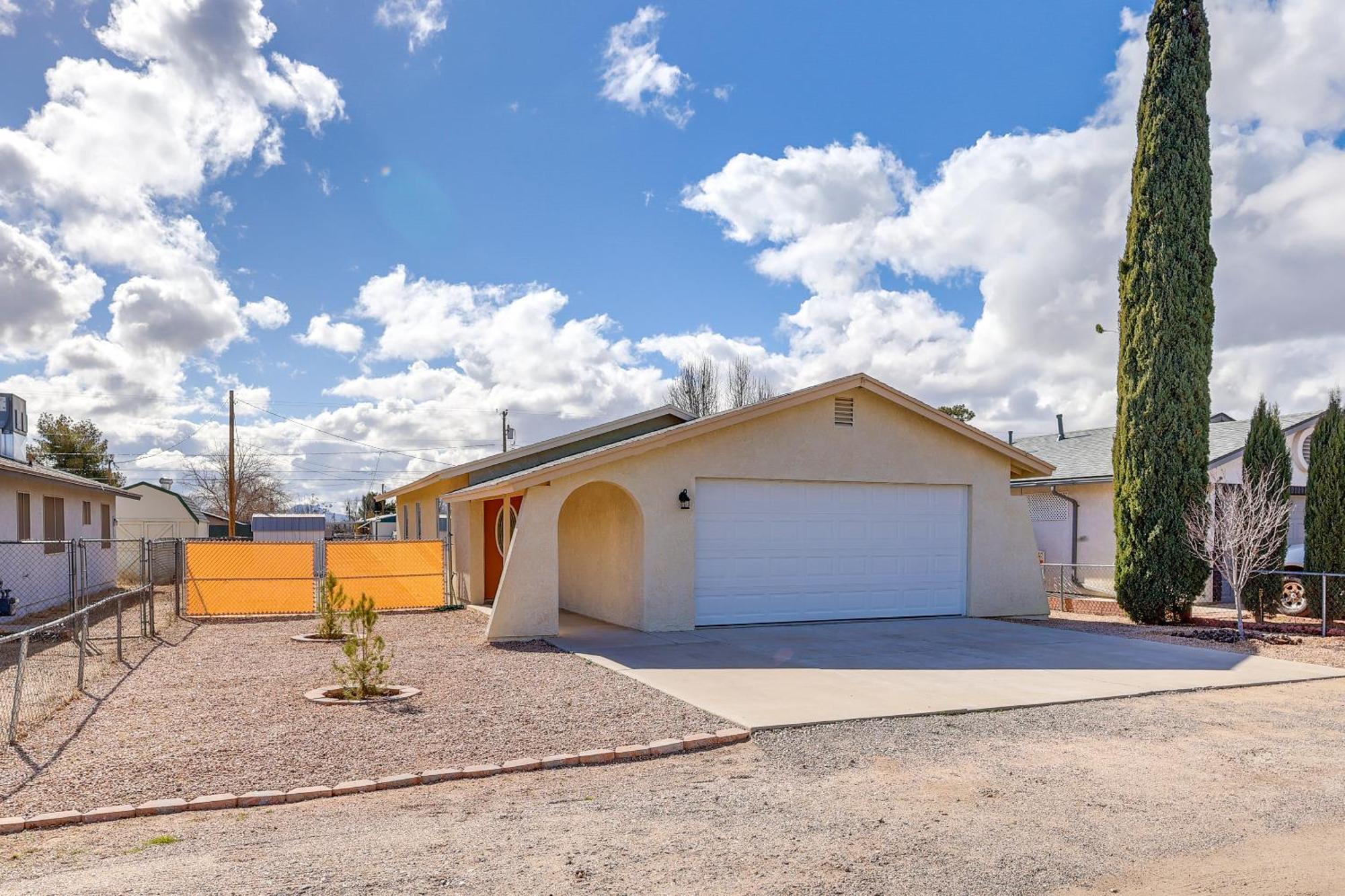 Kingman Vacation Rental With Yard And Fire Pit Екстериор снимка